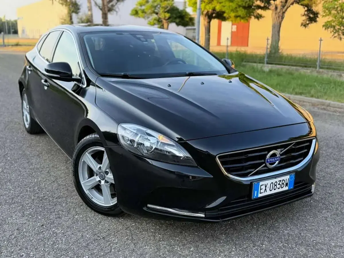 Usata Volvo V40 R-Design Kinetic 114 CV (83 kW) 2015 Nero Berlina