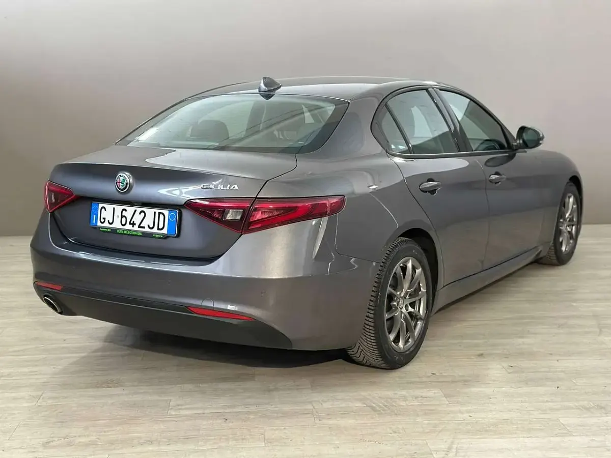 Second-hand Alfa Romeo Giulia Business 160 CP (117 kW) 2022 Gri Berlinǎ