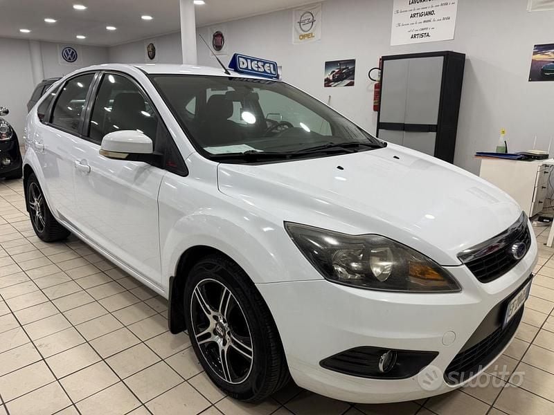 Usata Ford Focus 109 CV (80 kW) 2010 Bianco Berlina