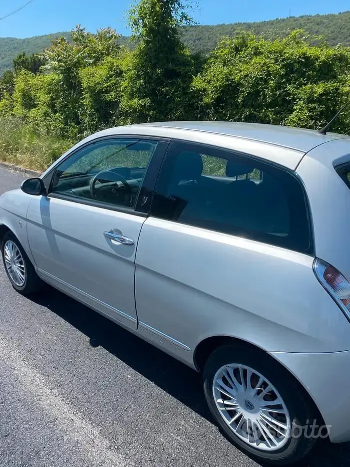 Usata Lancia Ypsilon 90 CV (66 kW) 2007 Grigio Utilitaria