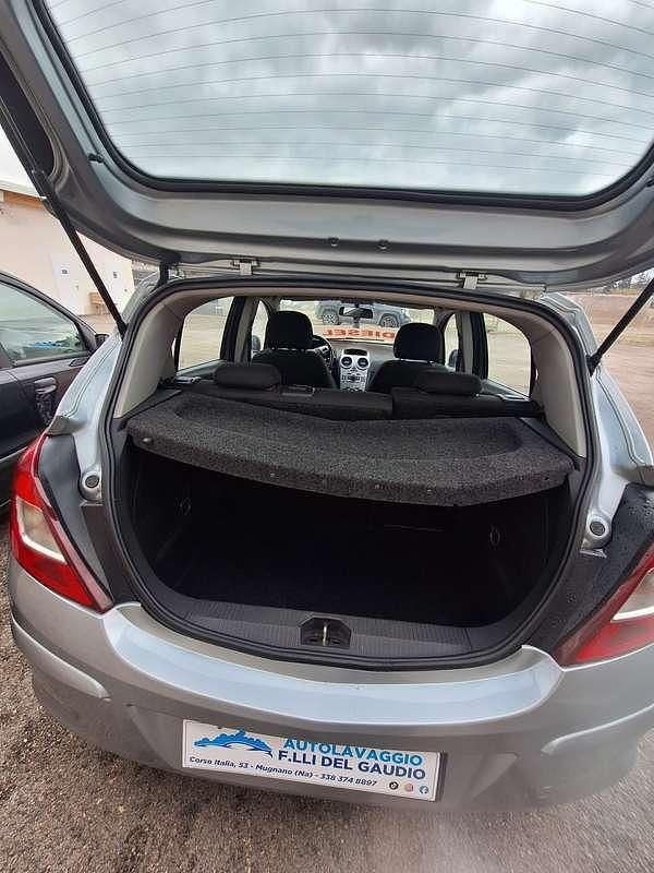 Usata Opel Corsa Edition 75 CV (55 kW) 2012 Berlina