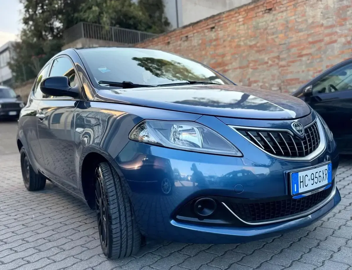 Usata Lancia Ypsilon Gold 69 CV (50 kW) 2022 Blu Utilitaria