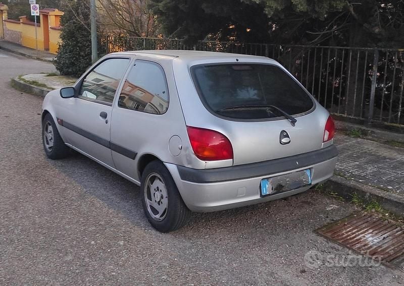 Usata Ford Fiesta 75 CV (55 kW) 2001 Grigio Utilitaria