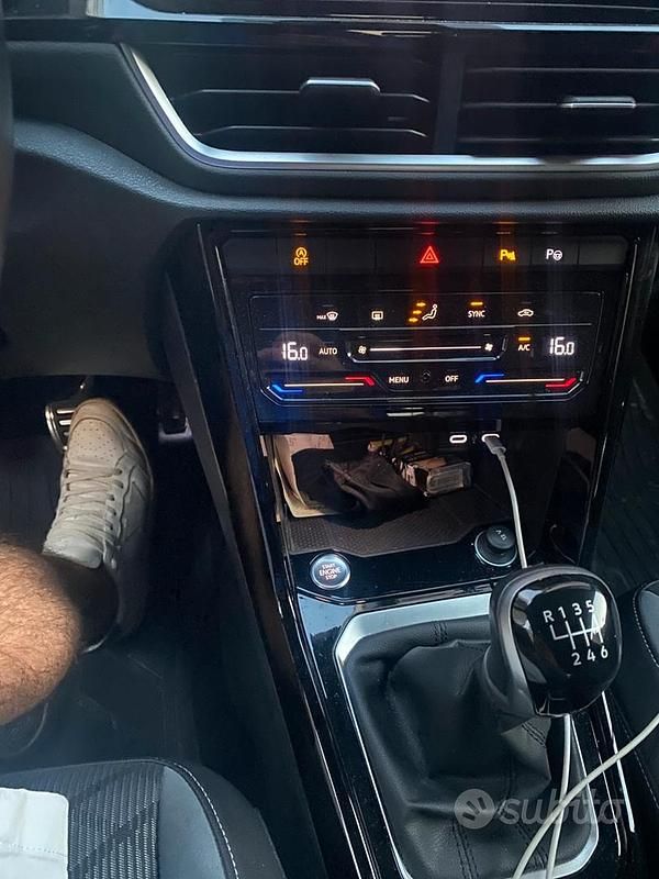 Usata VW T-Roc R-line 110 CV (80 kW) 2023 Nero SUV