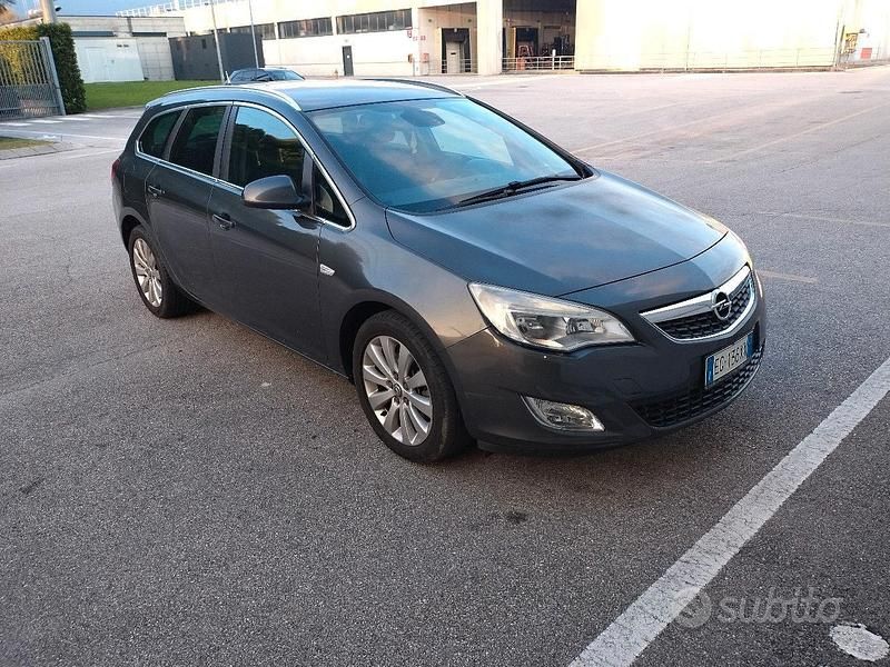 Grigio Usata 2011 Opel Astra Tre volumi | 2900 € (Buon prezzo) - Immagine 1/4