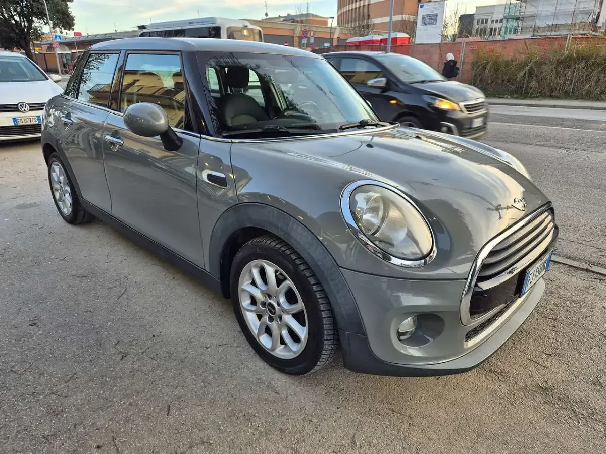 Usata Mini Cooper D Business 116 CV (85 kW) 2017 Grigio Utilitaria