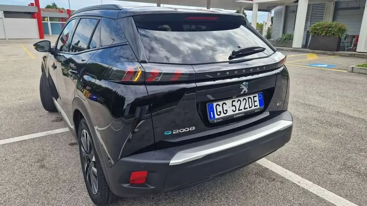 Usata Peugeot e-2008 GT 56 kW (77 CV) 2021 Nero SUV