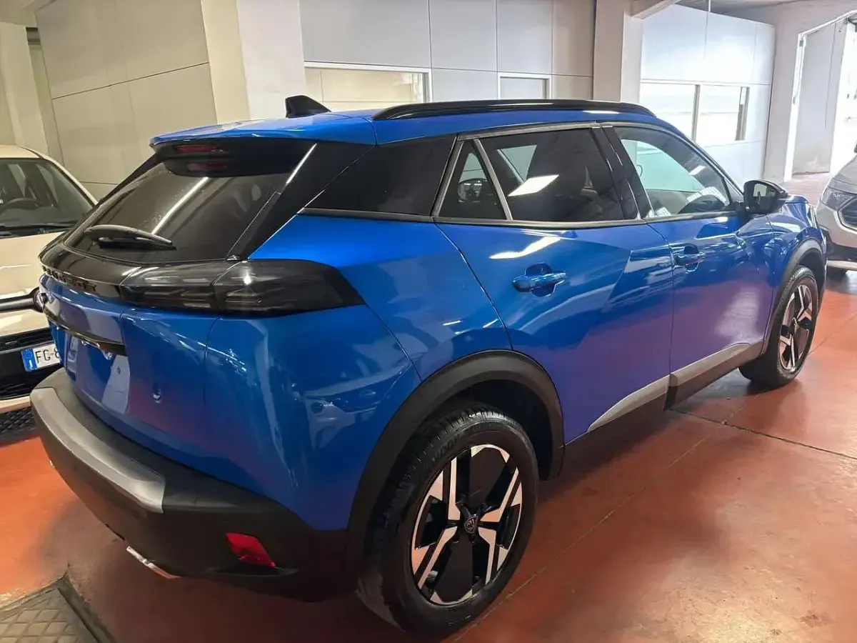 Usata Peugeot 2008 Allure 131 CV (96 kW) 2023 Blu/azzurro SUV