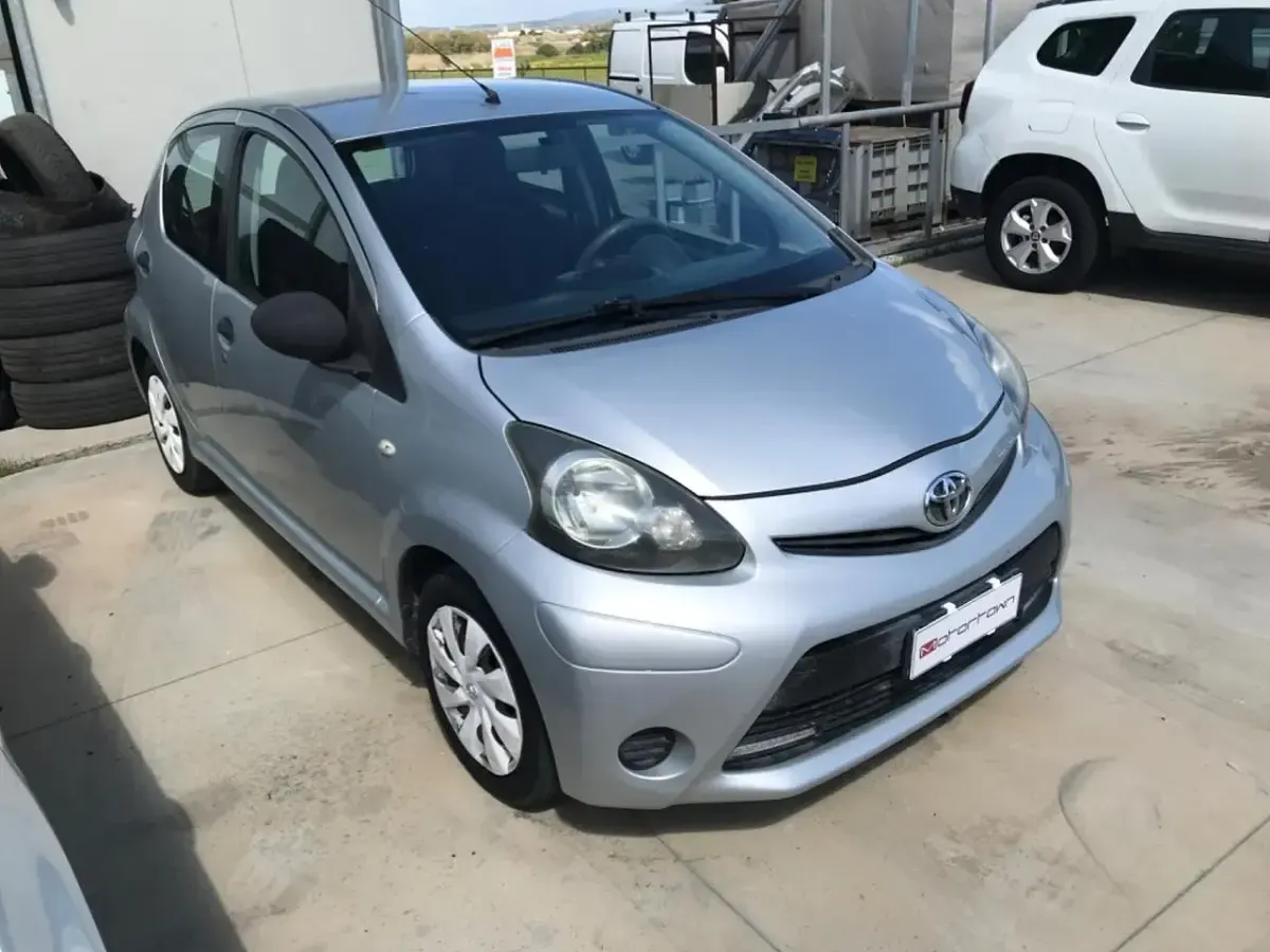 Usata Toyota Aygo Connect Style 67 CV (49 kW) 2012 Argento Utilitaria
