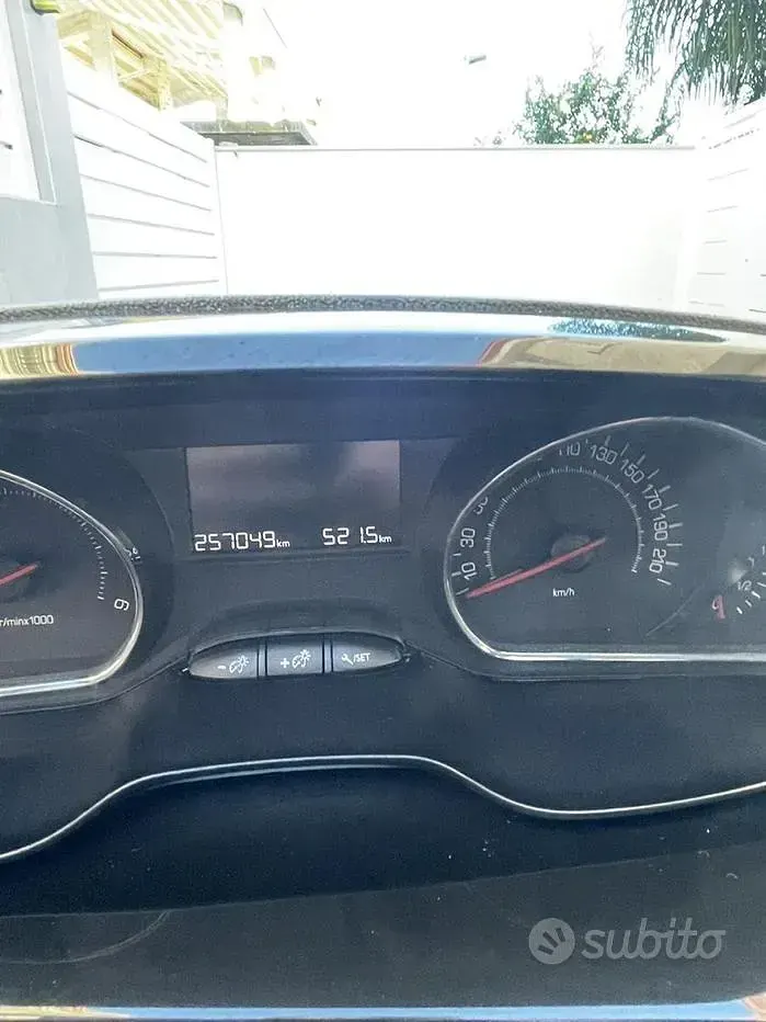 Usata Peugeot 208 68 CV (50 kW) 2015 Utilitaria