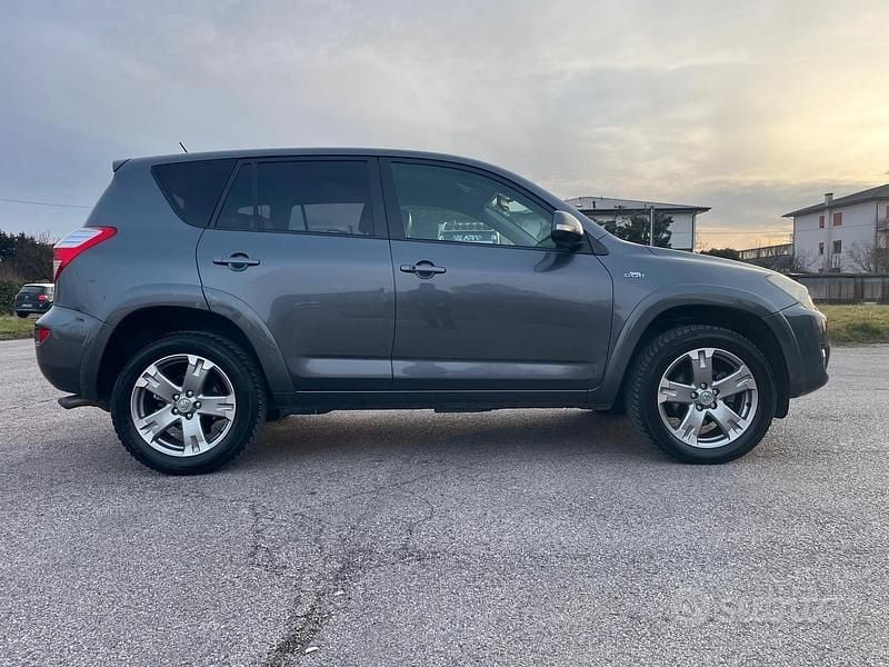 Usata Toyota RAV4 Executive 150 CV (110 kW) 2010 Grigio SUV