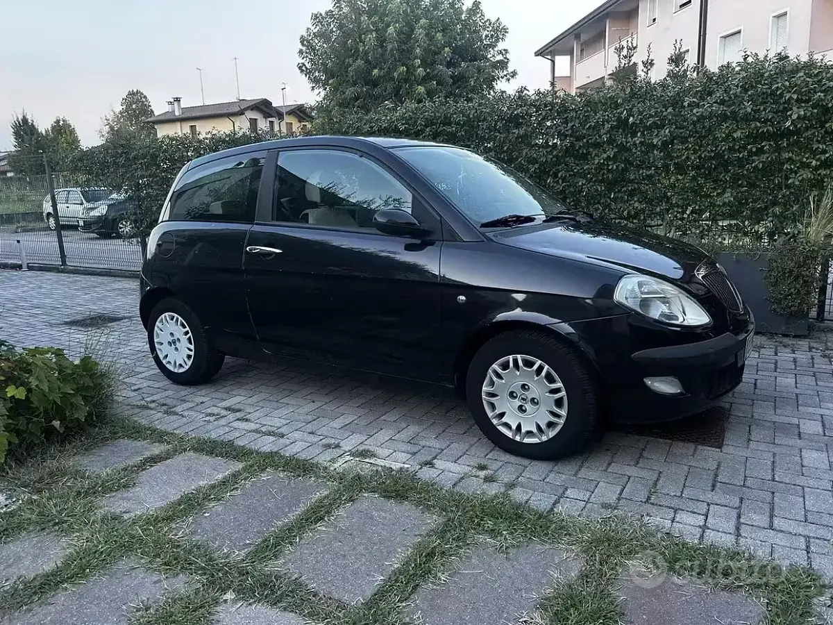 Usata Lancia Ypsilon 60 CV (44 kW) 2005 Nero Utilitaria