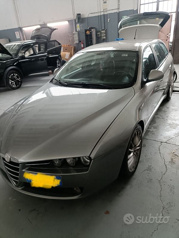 Grigio Usata 2011 Alfa Romeo 159 Station wagon | 3200 € (Molto cara) - Immagine 1/4