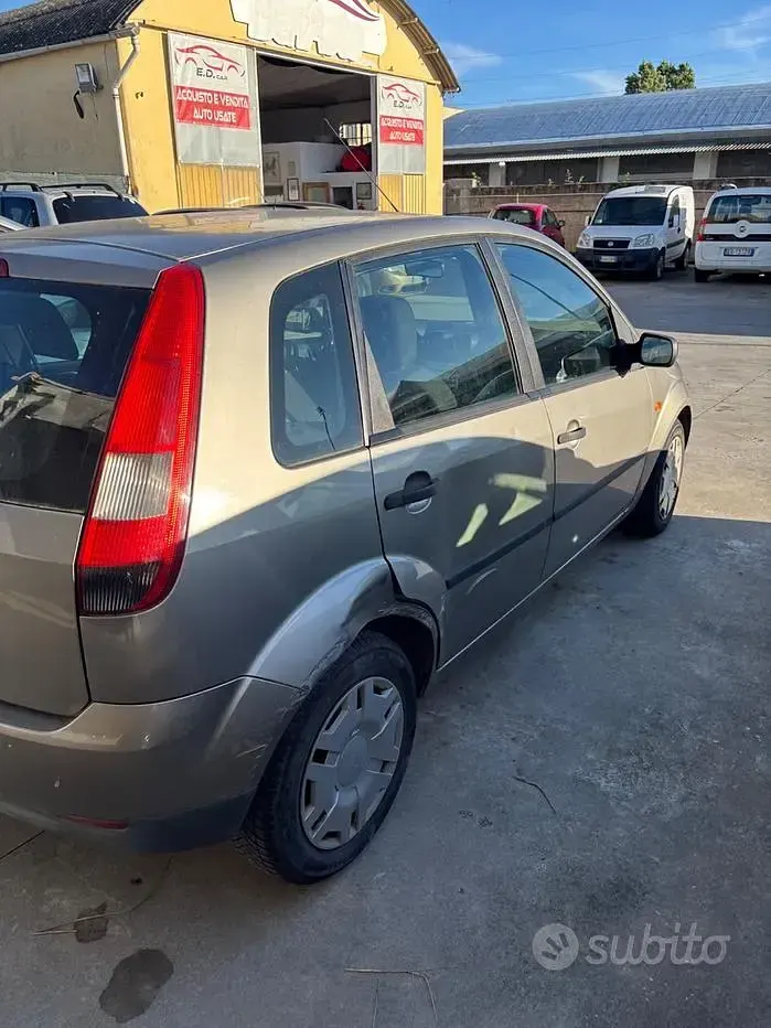 Usata Ford Fiesta Ambiente 75 CV (55 kW) 2004 Marrone Utilitaria