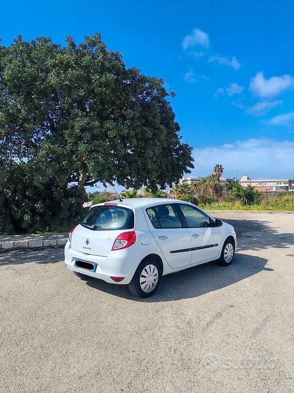 Usata Renault Clio III 68 CV (50 kW) 2010 Bianco Utilitaria