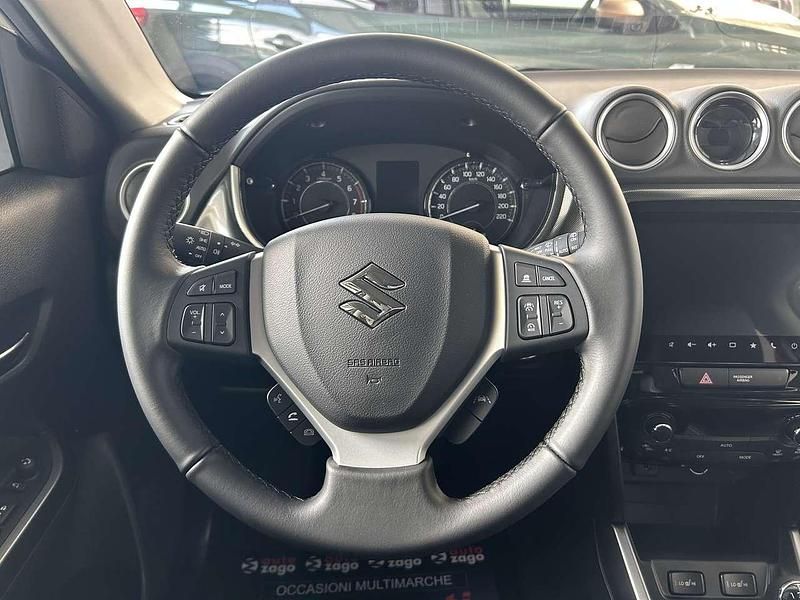 Nuova Suzuki Vitara 110 CV (80 kW) 2026 Avorio metallizzato/tetto nero SUV