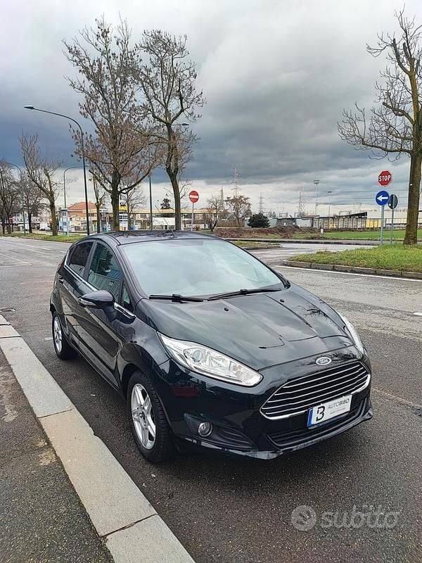 Usata Ford Fiesta Titanium 97 CV (71 kW) 2013 Nero Utilitaria