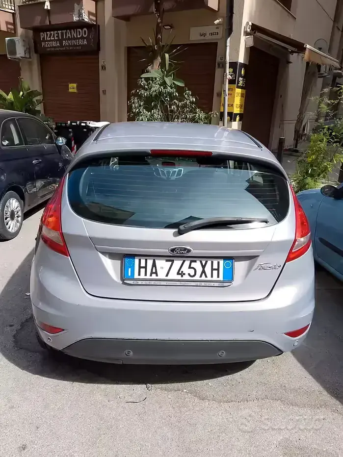 Usata Ford Fiesta 97 CV (71 kW) 2012 Grigio Berlina