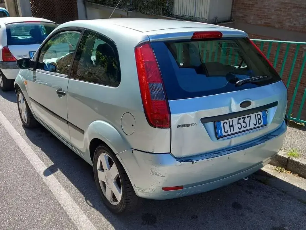 Usata Ford Fiesta Ambiente 75 CV (55 kW) 2003 Verde Utilitaria