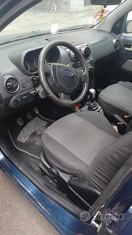 Blu Usata 2004 Ford Fusion Tre volumi | 1500 € (Buon prezzo) - Immagine 1/4