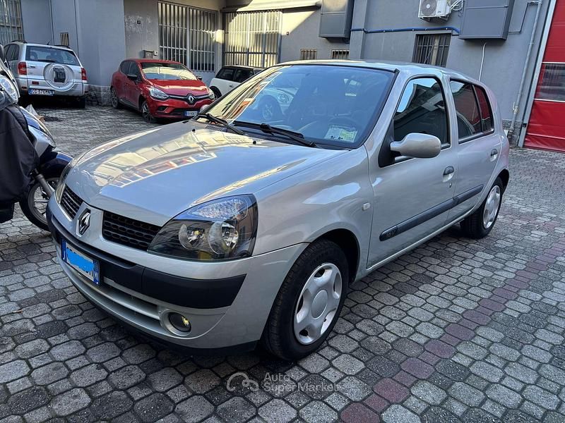 Usata Renault Clio II Privilege 75 CV (55 kW) 2003 Grigio Berlina