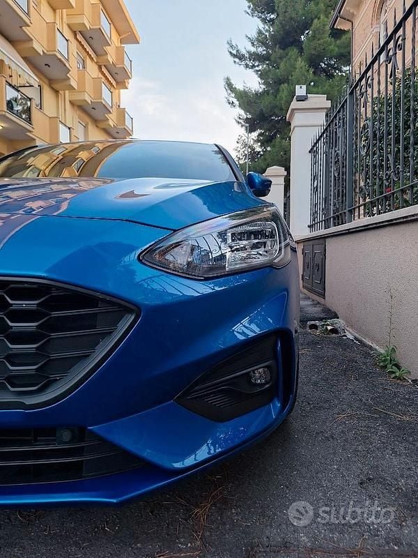 Blu Usata 2021 Ford Focus ST-Line Tre volumi | 18.500 € (Cara) - Immagine 1/4