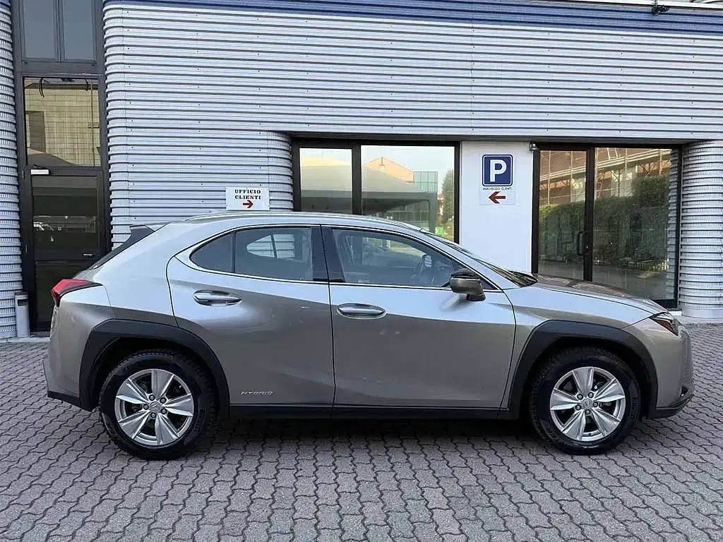 Usata Lexus UX 250h Business Edition 152 CV (111 kW) 2022 Grigio / metallizzato SUV
