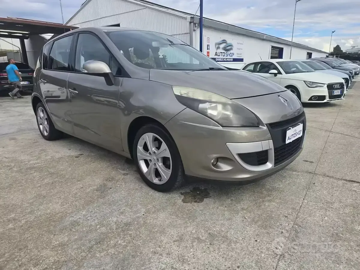 Usata Renault Scenic E-Tech 110 CV (80 kW) 2010 Marrone Monovolume