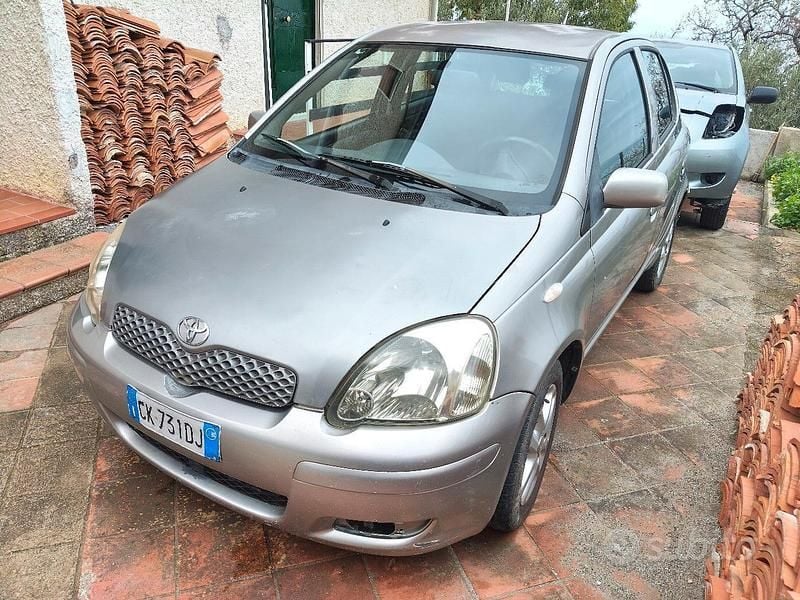 Usata Toyota Yaris 75 CV (55 kW) 2003 Grigio Berlina