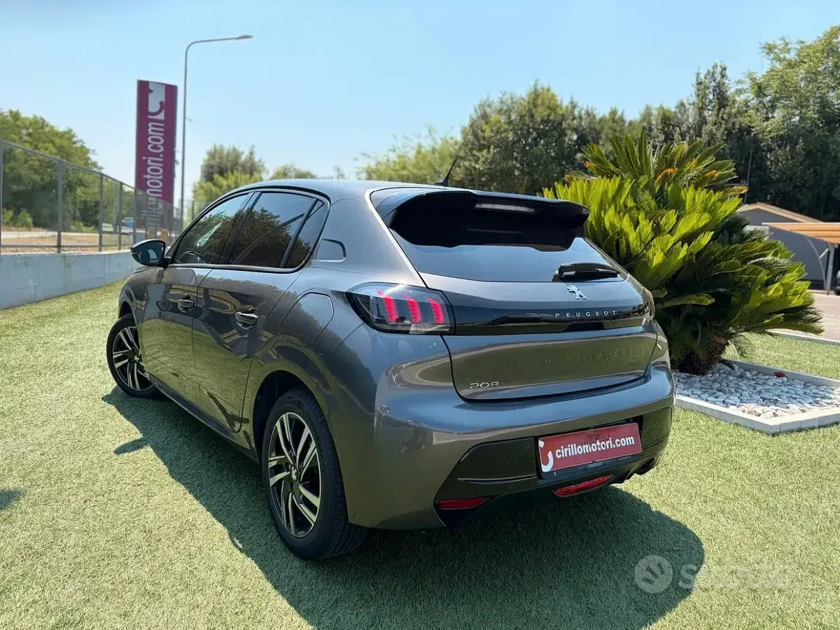 Usata Peugeot 208 Allure 101 CV (74 kW) 2021 Grigio Utilitaria