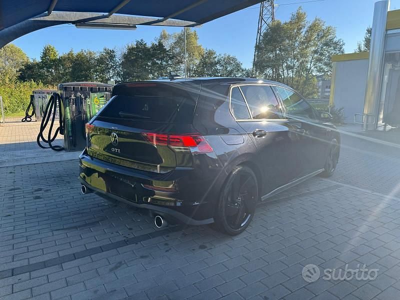 Usata VW Golf VIII GTI 245 CV (180 kW) 2021 Viola Berlina