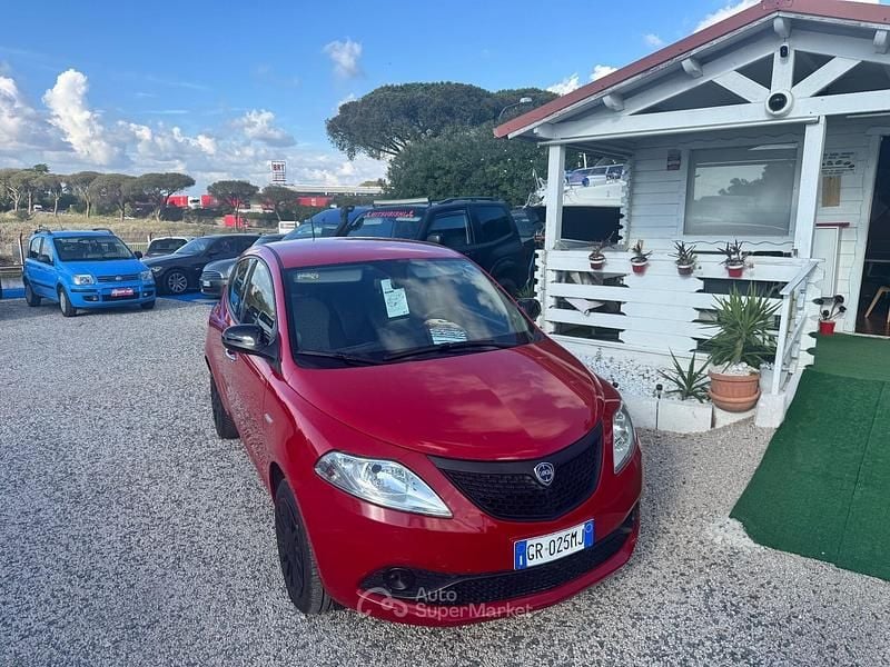 Usata Lancia Ypsilon Silver 69 CV (50 kW) 2023 Rosso Utilitaria