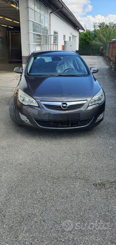 Usata Opel Astra 110 CV (80 kW) 2012 Grigio Berlina