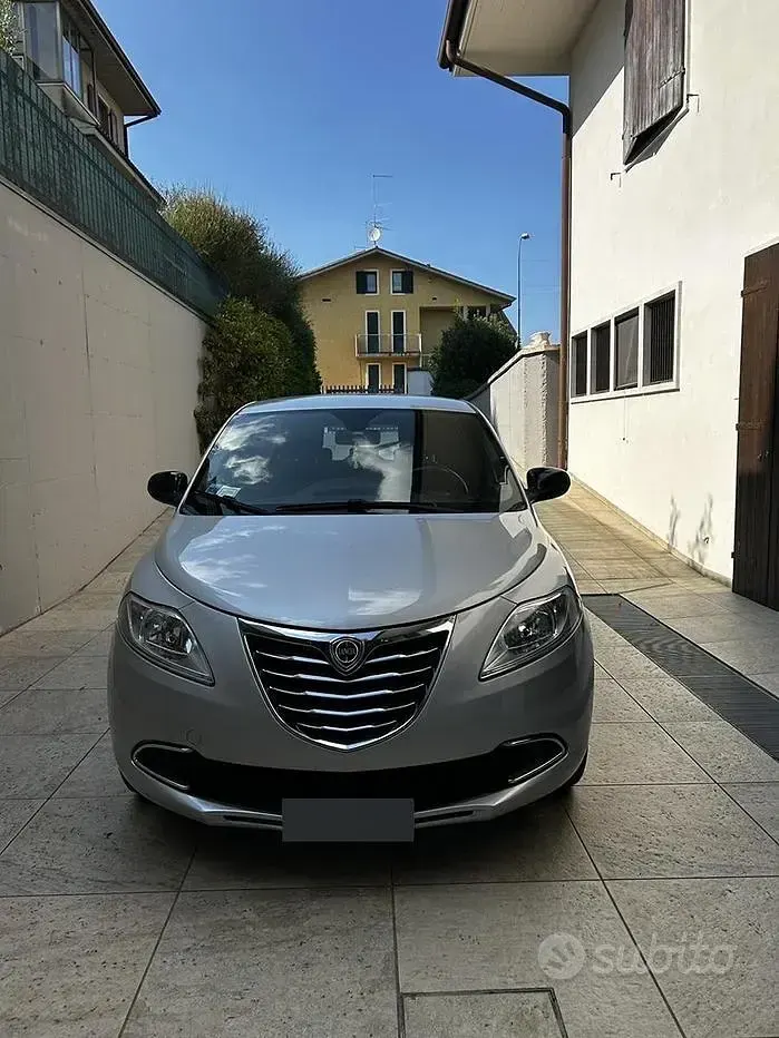 Usata Lancia Ypsilon 69 CV (50 kW) 2011 Grigio Utilitaria