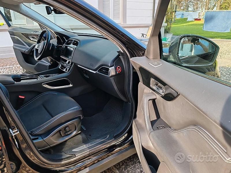 Usata Jaguar F-Pace R-Sport 180 CV (132 kW) 2017 Nero SUV