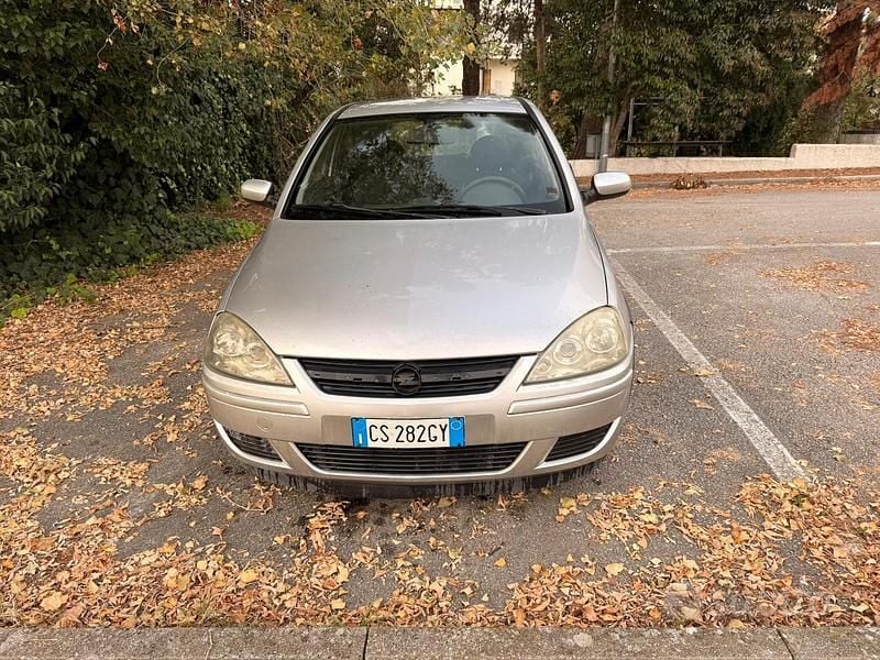 Grigio Usata 2004 Opel Corsa Tre volumi | 900 € (Ottimo prezzo) - Immagine 1/4