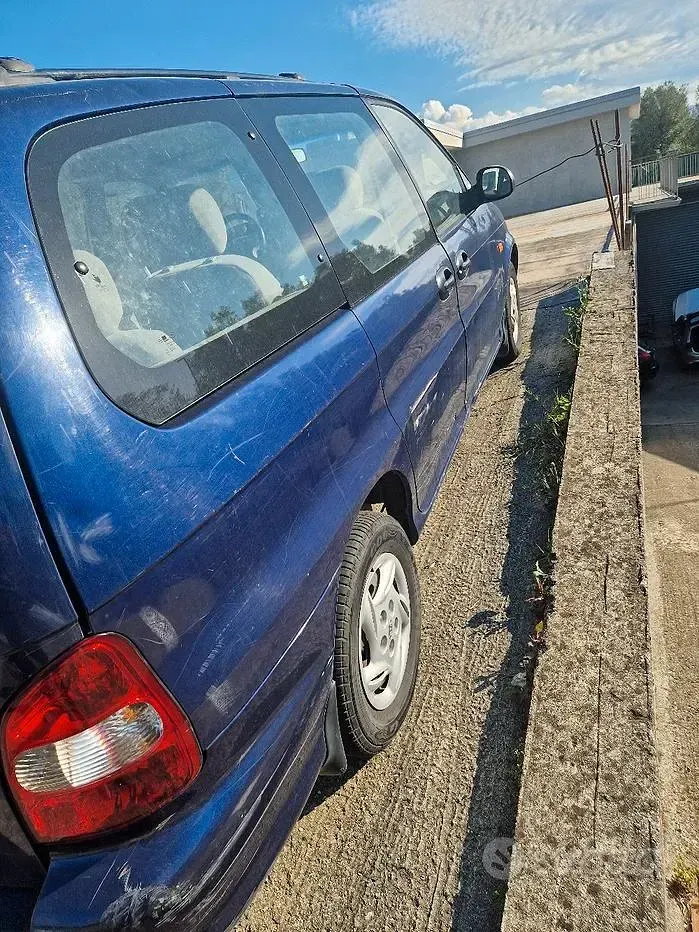 Usata Kia Carnival 126 CV (92 kW) 2000 Bluazzurro Monovolume