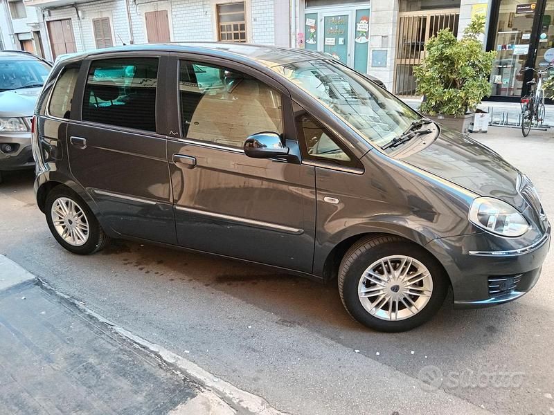 Usata Lancia Musa 95 CV (69 kW) 2012 Grigio Monovolume