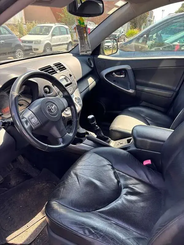 Usata Toyota RAV4 Luxury 177 CV (130 kW) 2006 Argento SUV