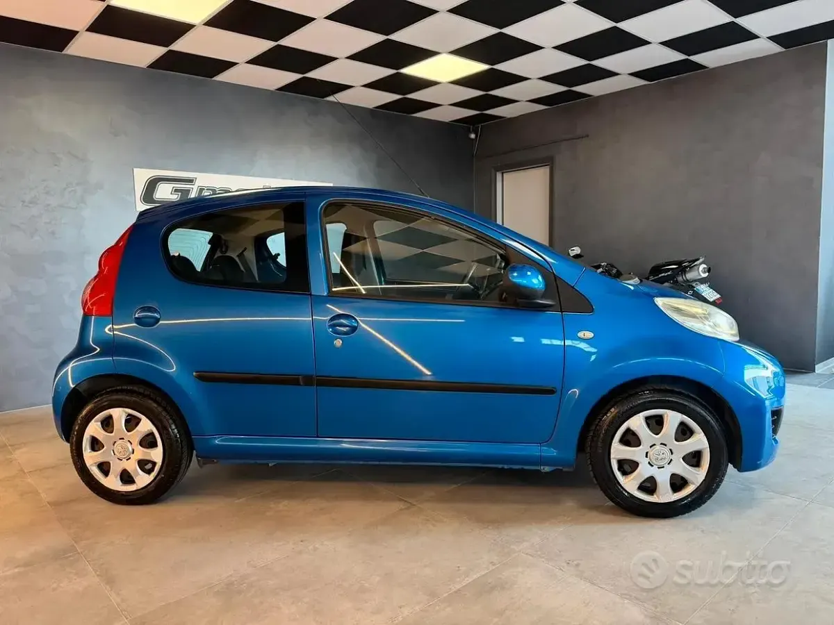 Usata Peugeot 107 68 CV (50 kW) 2011 Blu Utilitaria