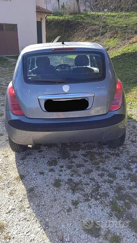 Begagnad Lancia Ypsilon 70 HK (51 kW) 2005 Grå Halvkombi