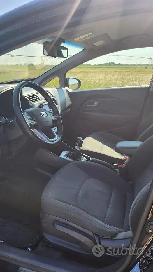 Usata Kia Rio 90 CV (66 kW) 2013 Nero Berlina