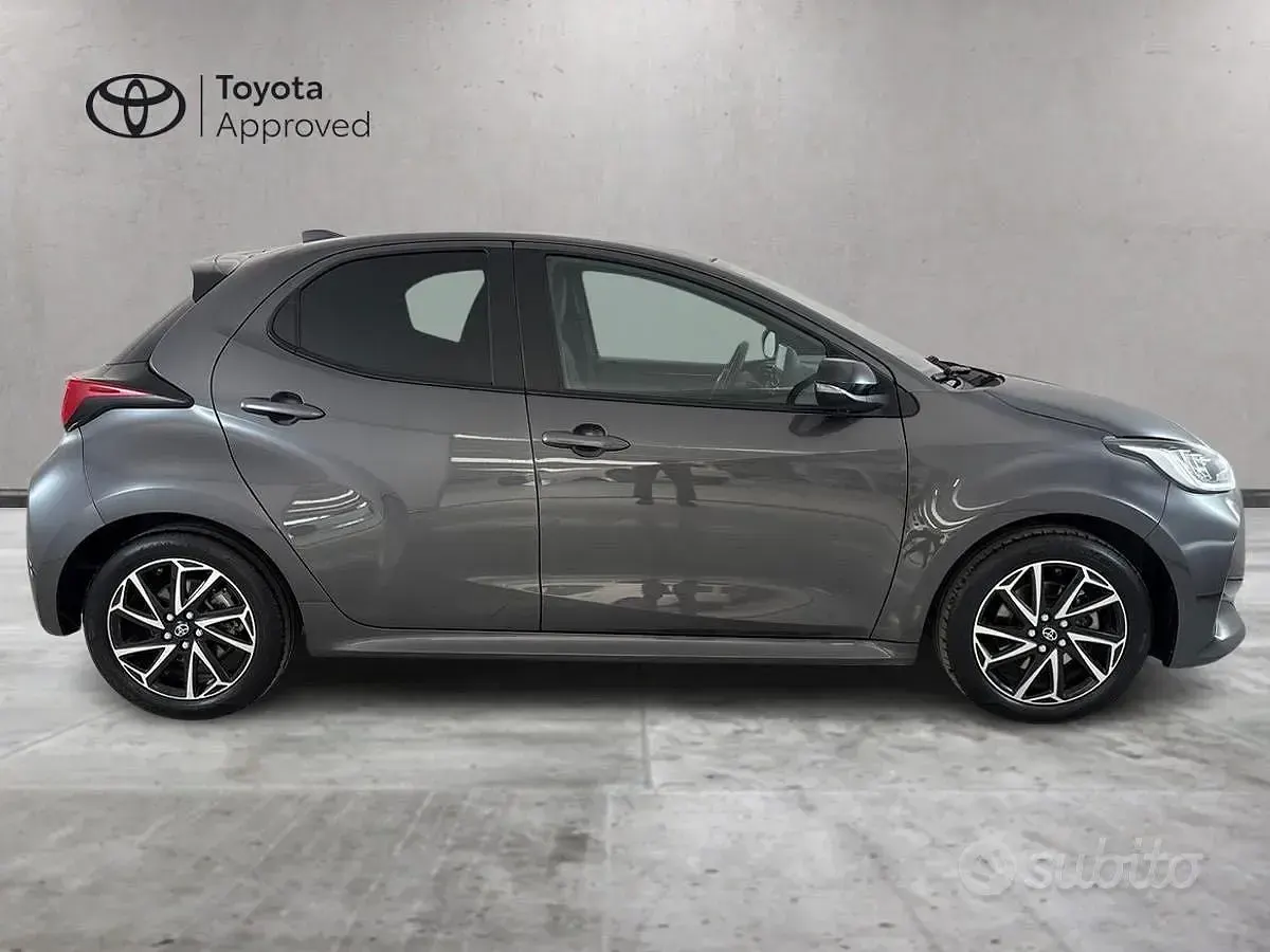 Usata Toyota Yaris Hybrid Lounge 92 CV (67 kW) 2022 Grigio Berlina