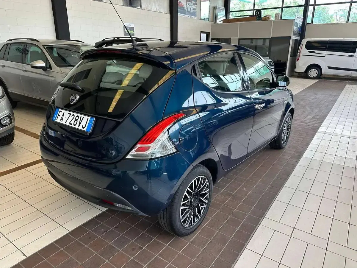 Usata Lancia Ypsilon Platinum 69 CV (50 kW) 2015 Blu/azzurro Utilitaria