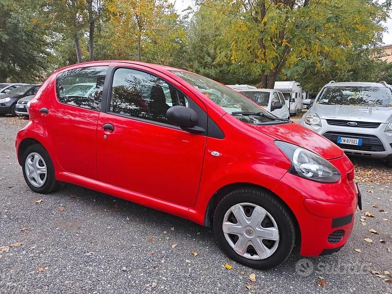 Rosso Usata 2011 Toyota Aygo Due volumi | 3850 € (Ottimo prezzo) - Immagine 1/4