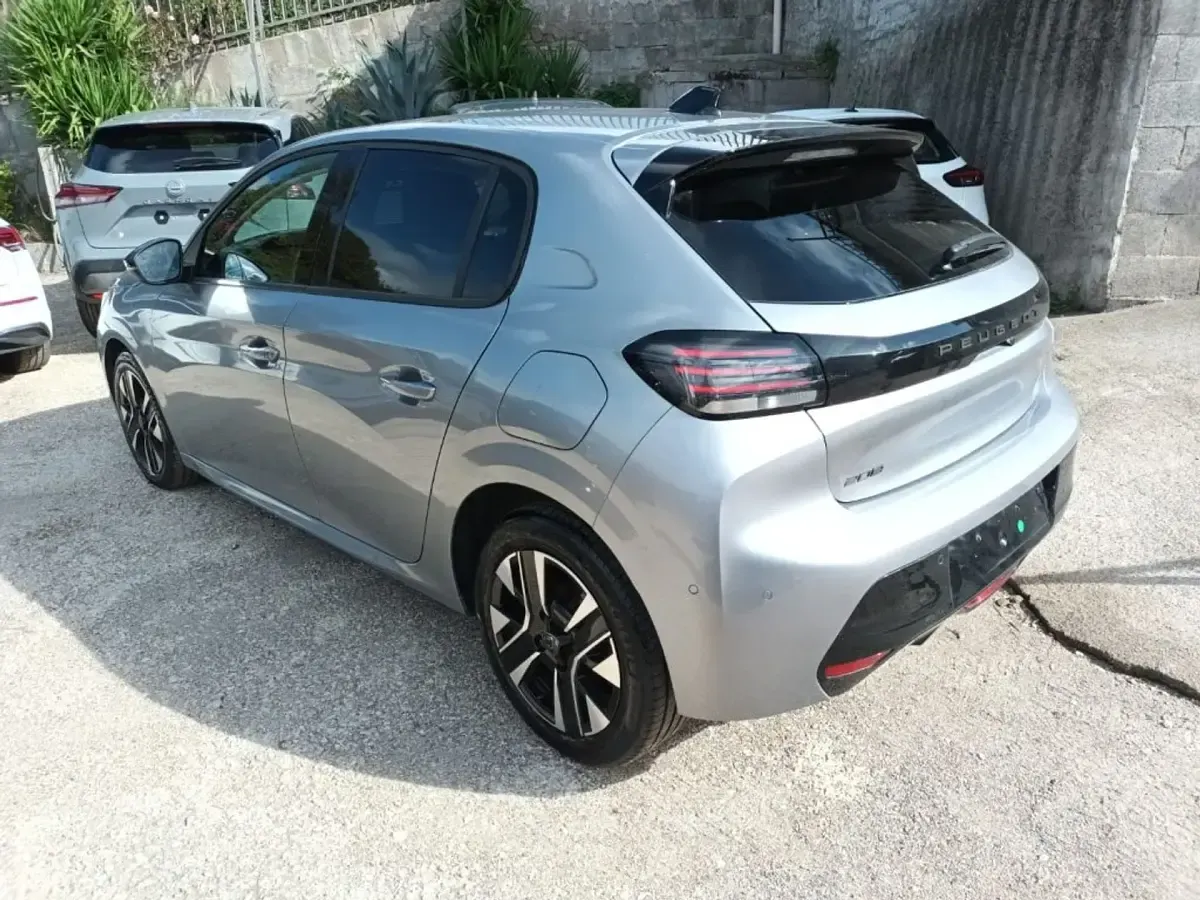 Usata Peugeot 208 Allure 101 CV (74 kW) 2024 Argento Utilitaria