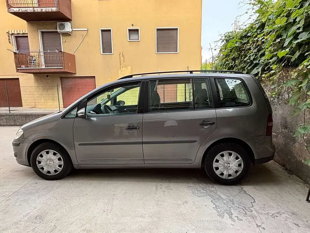 Usata VW Touran Conceptline 105 CV (77 kW) 2010 Grigio Monovolume