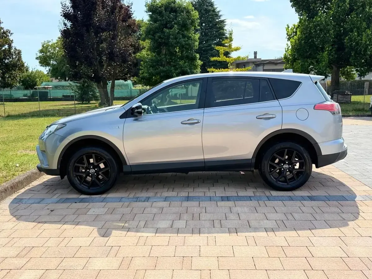 Usata Toyota RAV4 Hybrid Lounge 197 CV (144 kW) 2018 Grigio SUV