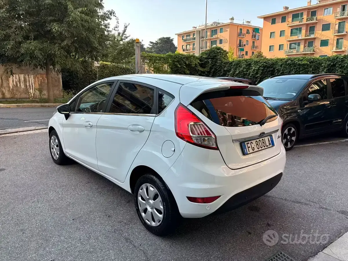 Usata Ford Fiesta 95 CV (69 kW) 2016 Bianco Utilitaria