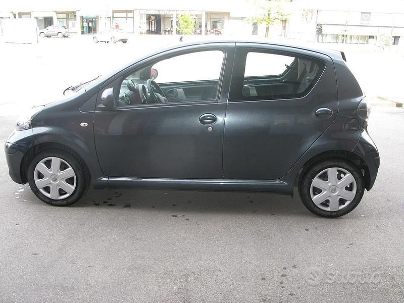 Usata Toyota Aygo 68 CV (50 kW) 2011 Grigio Utilitaria